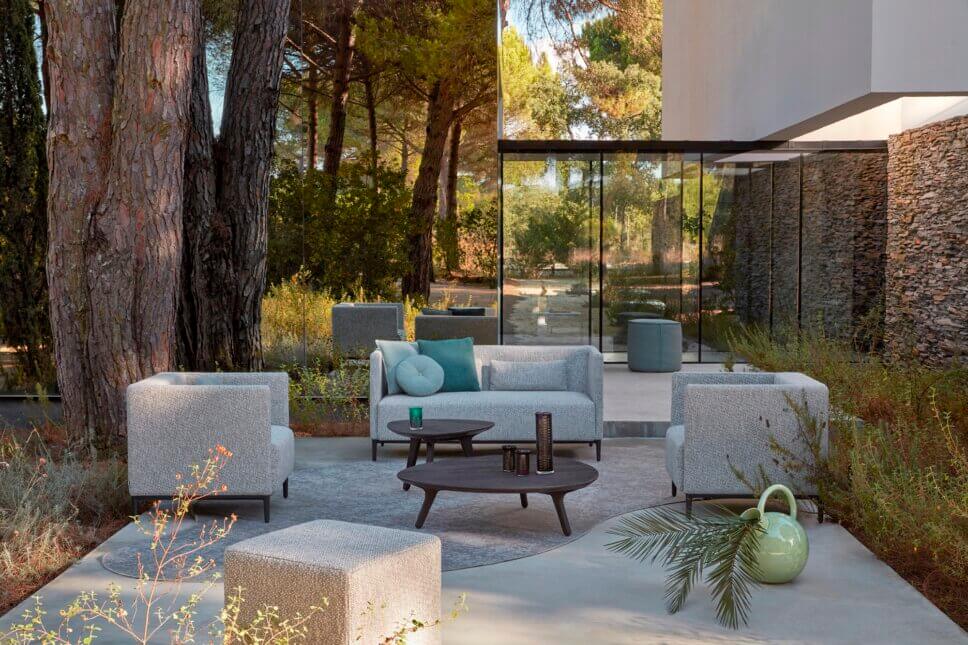 Moderne Gartensessel und Outdoorsofa auf Terrasse