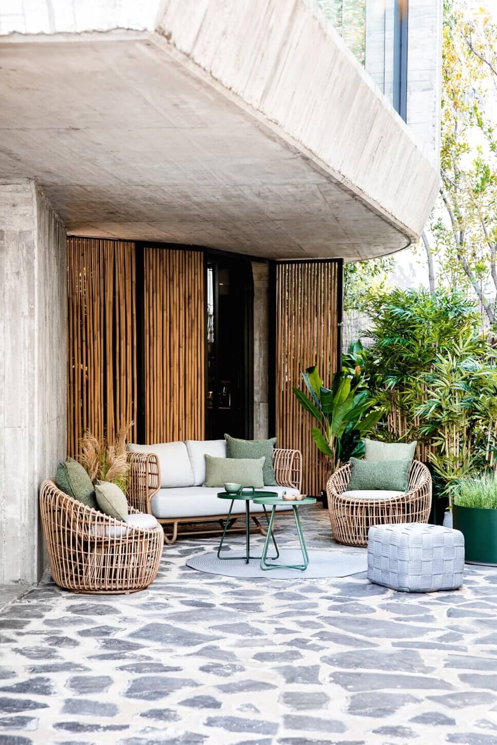 Moderne Gartensessel und Outdoorsofa auf Terrasse