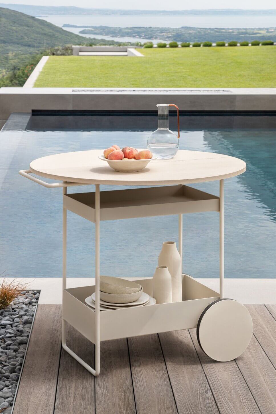 Moderne Servierwagen auf Terrasse neben Pool