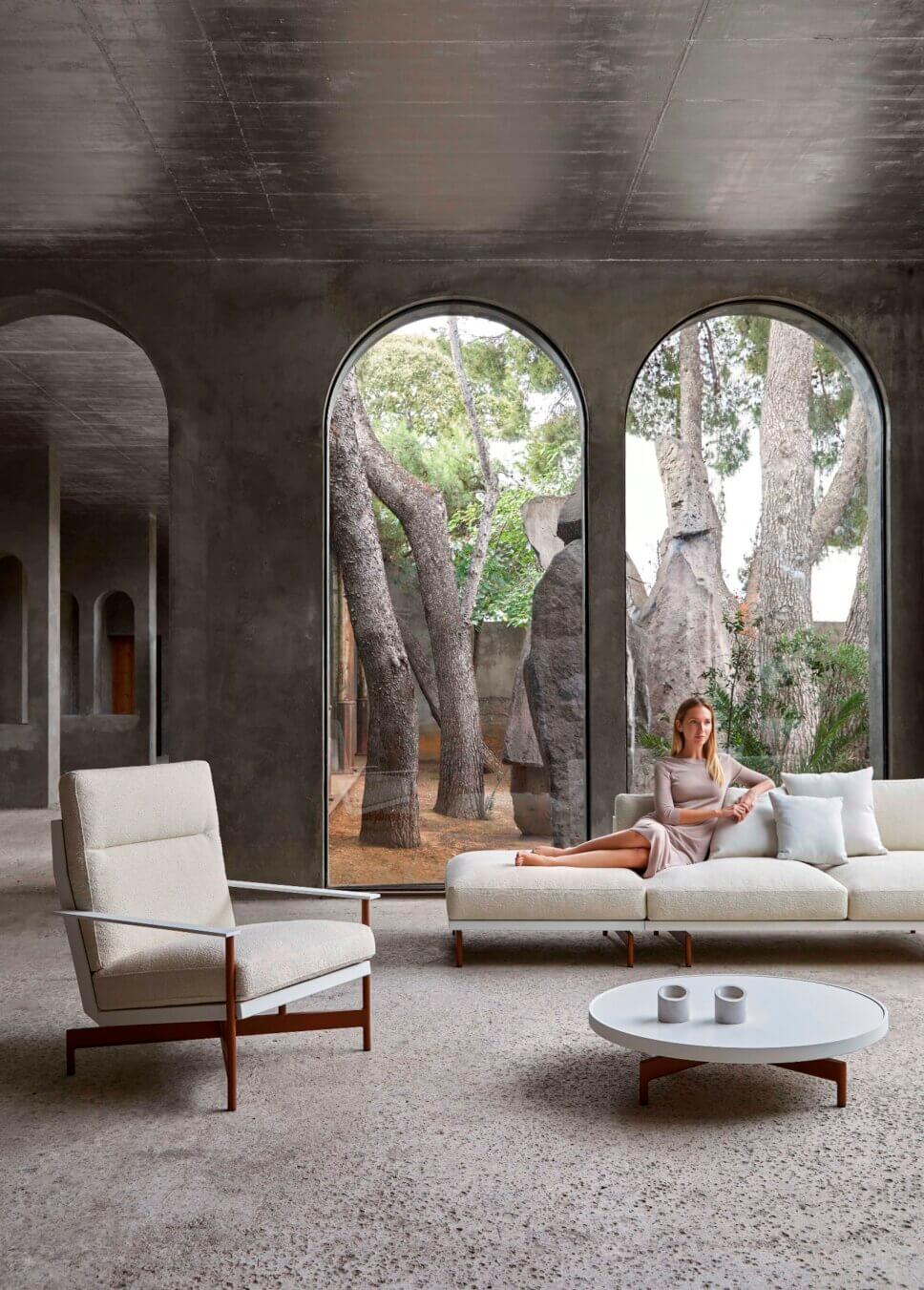 Moderne Gartensessel und Outdoorsofa in Patio