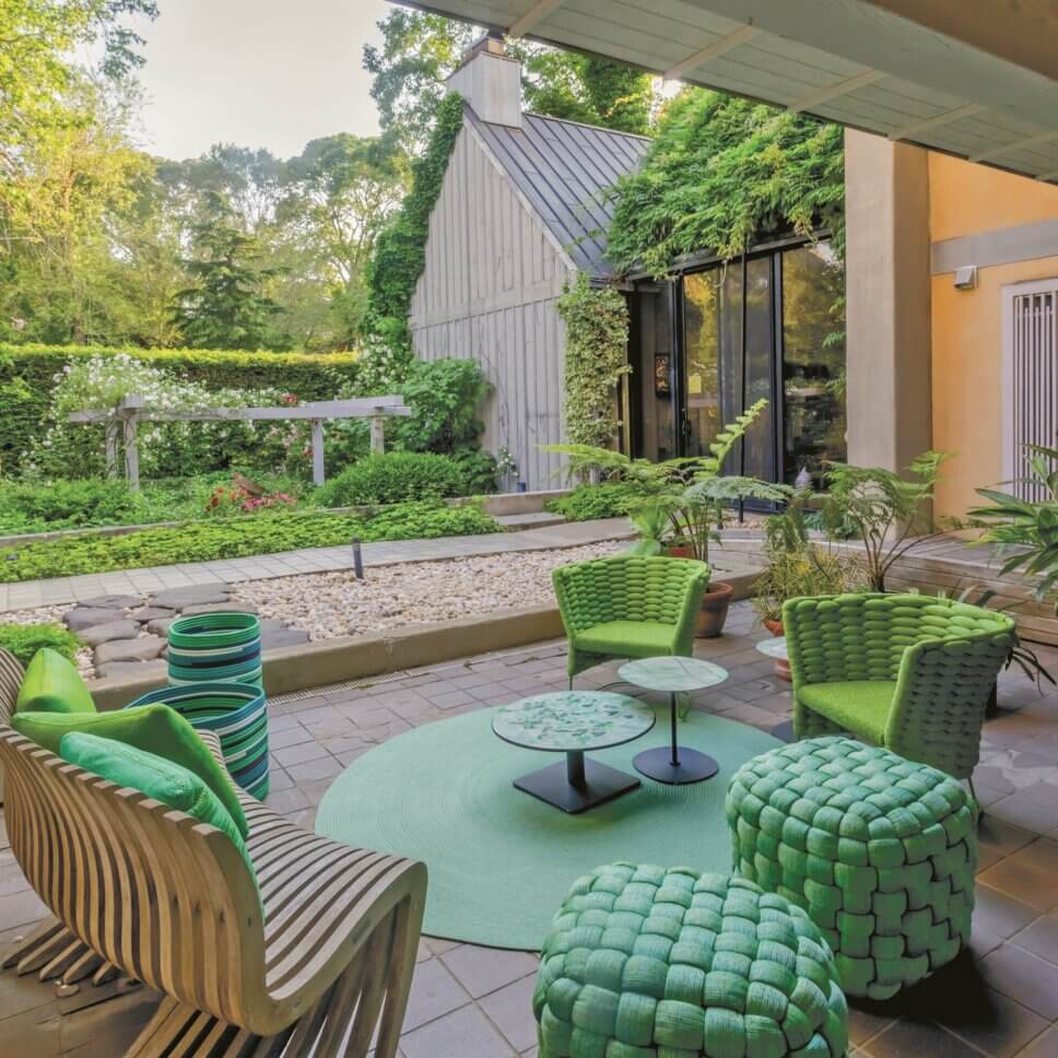 Moderne Gartensessel und Outdoorsofa auf Terrasse