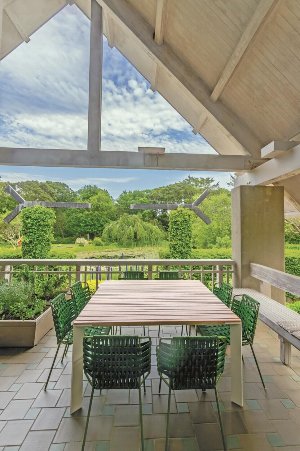 Moderne Gartenstühle und Gartentisch auf Terrasse