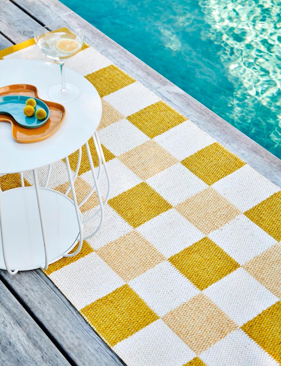 Moderner Outdoorteppich auf Terrasse neben Pool