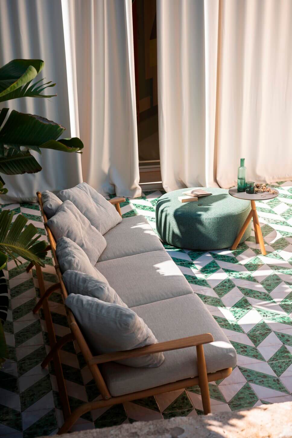 Modernes Outdoorsofa auf Terrasse