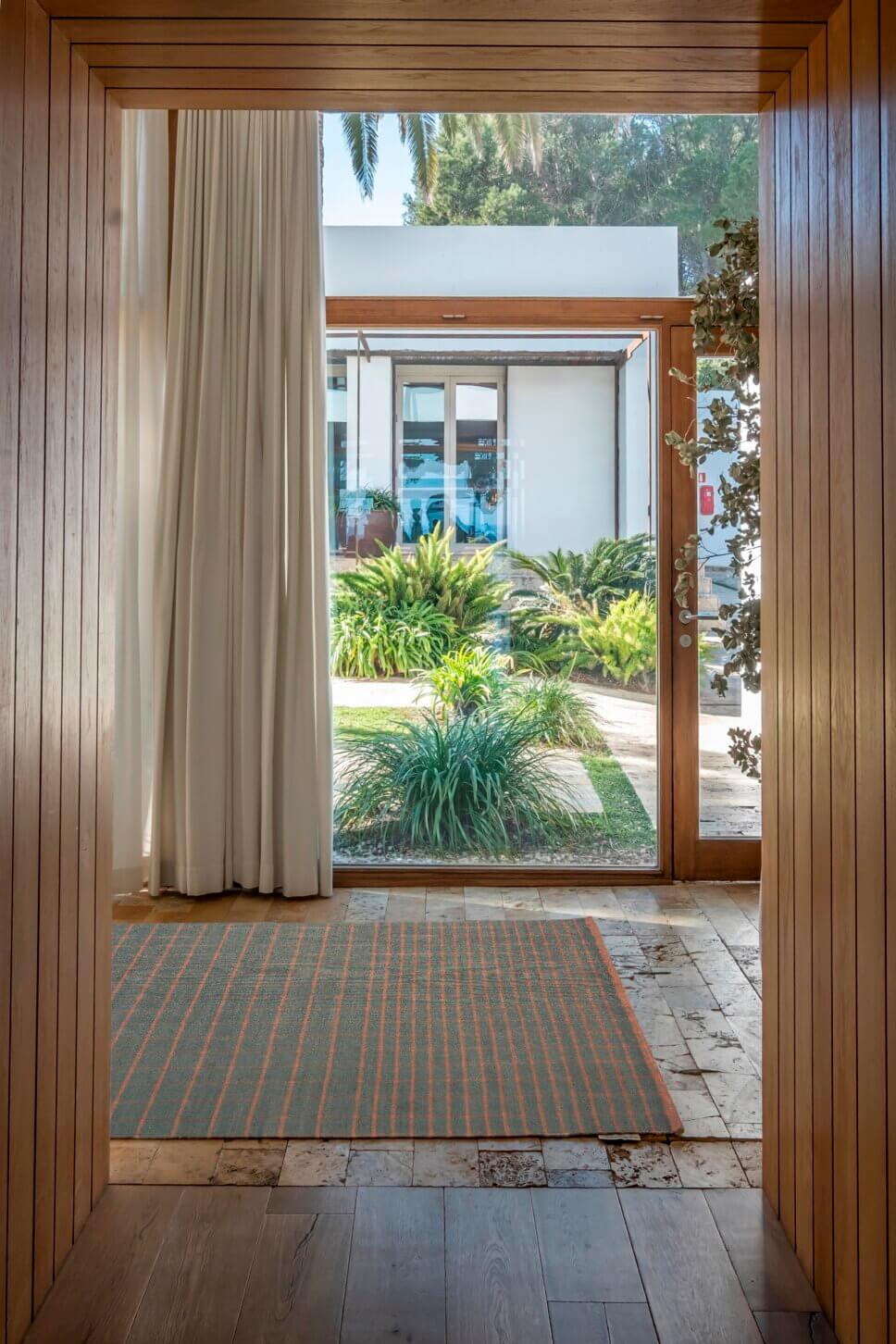 Moderner Outdoorteppich im Flur vor Terrassentür