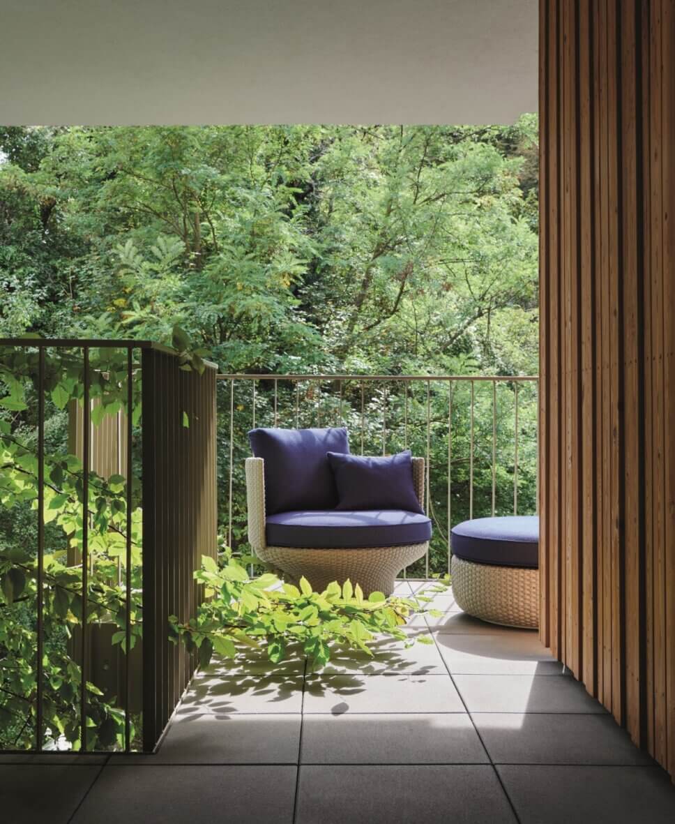 Moderner Gartensessel auf Balkon