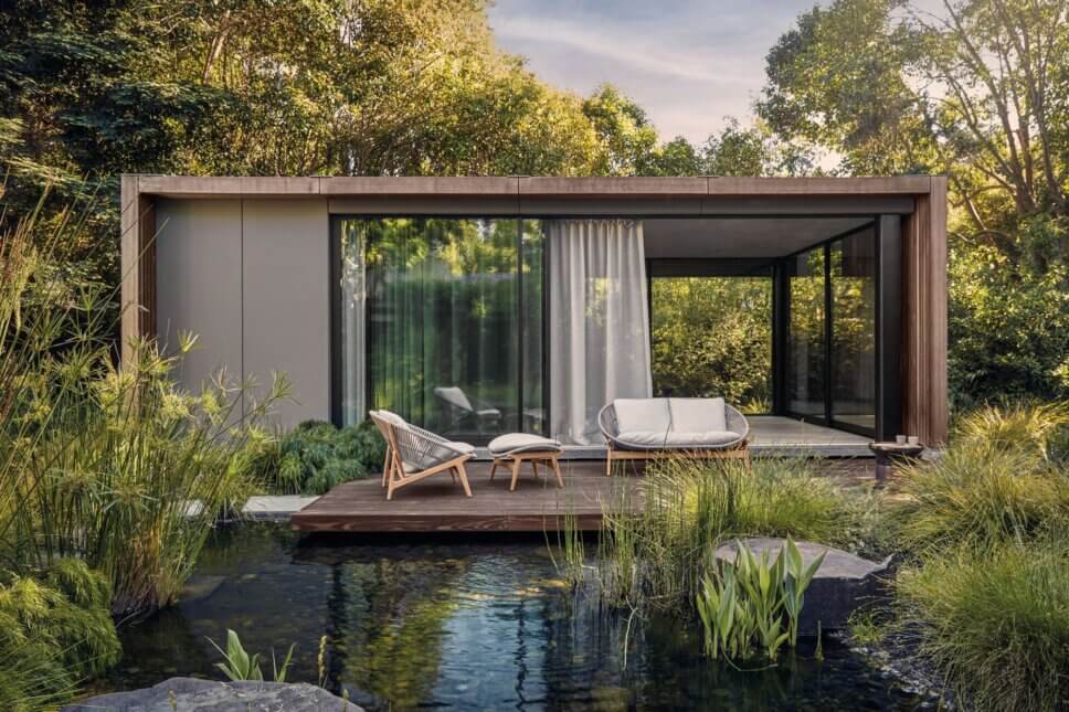 Moderne Gartensessel und Outdoorsofa auf Terrasse