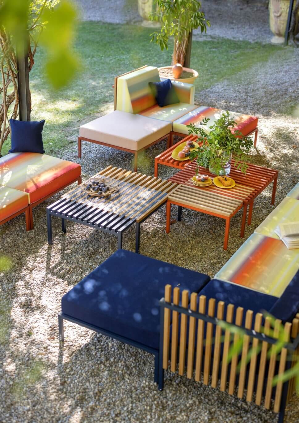 Moderne Gartensessel und Outdoorsofa auf Terrasse