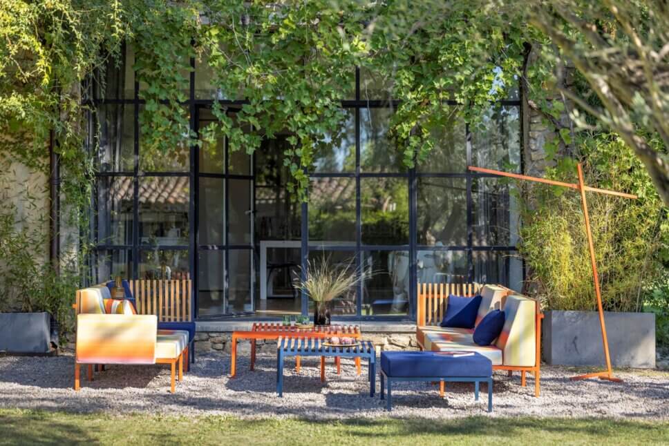 Moderne Gartensessel und Outdoorsofa auf Terrasse