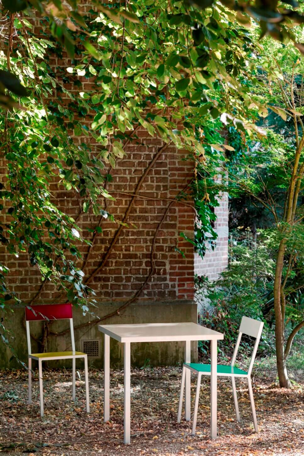 Moderne Gartenstühle und Gartentisch auf Terrasse