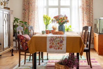 Behaglich mit farbenfrohen Stoffen eingerichtetes Esszimmer in skandinavischer Altbau Villa