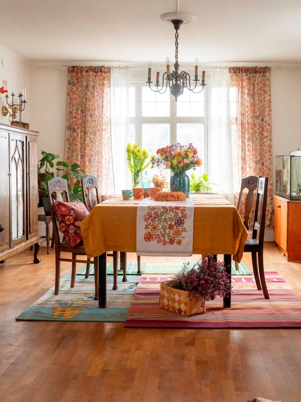 Behaglich mit farbenfrohen Stoffen eingerichtetes Esszimmer in skandinavischer Altbau Villa