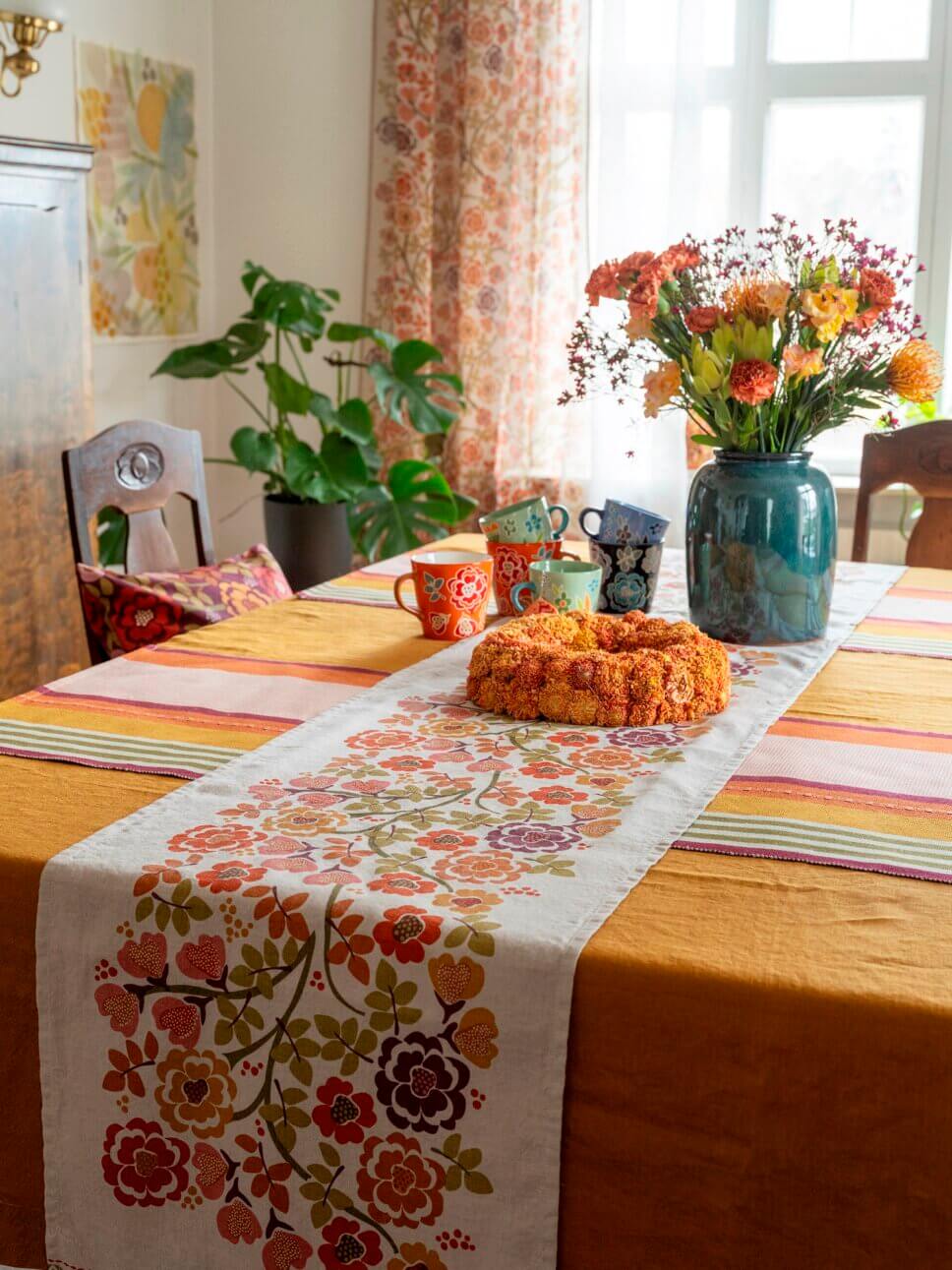 Behaglich mit farbenfrohen Stoffen eingerichtetes Esszimmer in skandinavischer Altbau Villa