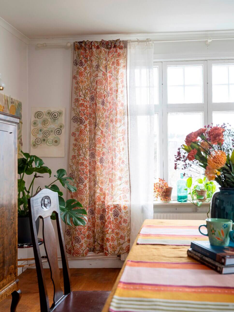 Behaglich mit farbenfrohen Stoffen eingerichtetes Esszimmer in skandinavischer Altbau Villa