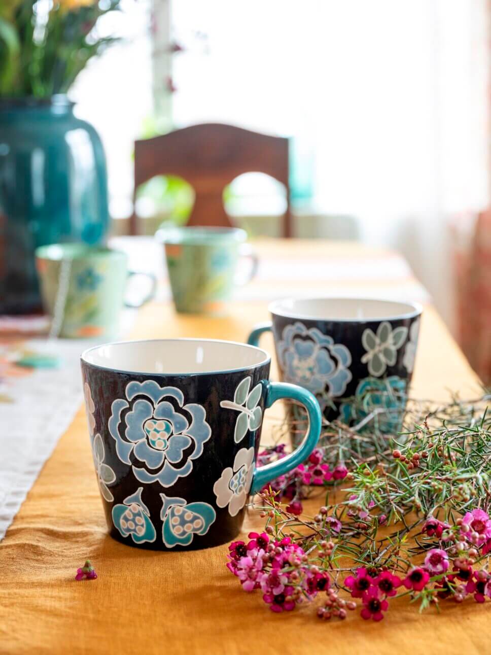 Behaglich mit farbenfrohen Stoffen eingerichtetes Esszimmer in skandinavischer Altbau Villa