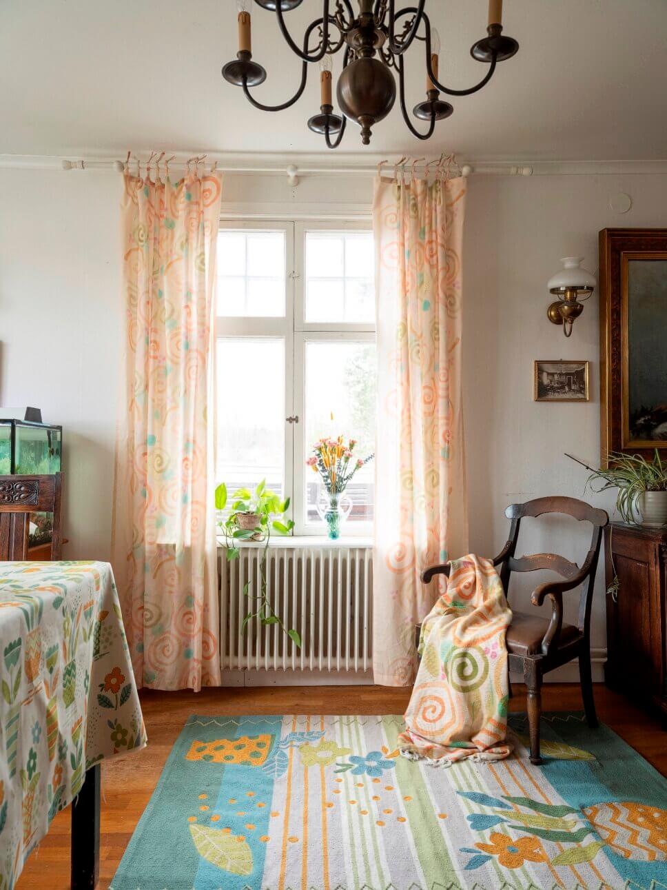 Behaglich mit farbenfrohen Stoffen eingerichtetes Wohnzimmer in skandinavischer Altbau Villa