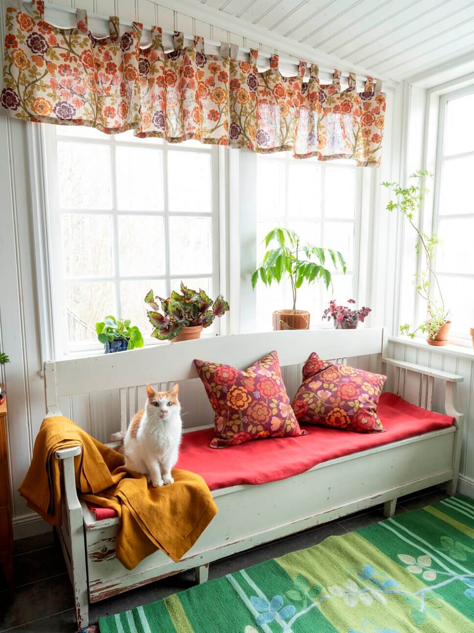 Behaglich mit farbenfrohen Stoffen eingerichteter Eingang / Flur in skandinavischer Altbau Villa