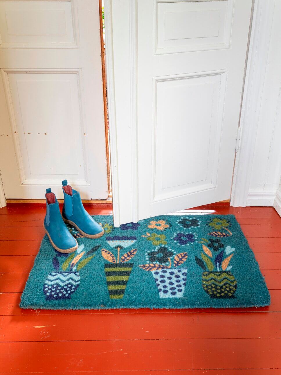 Behaglich mit farbenfroher Fußmatte eingerichteter Eingang / Flur in skandinavischer Altbau Villa