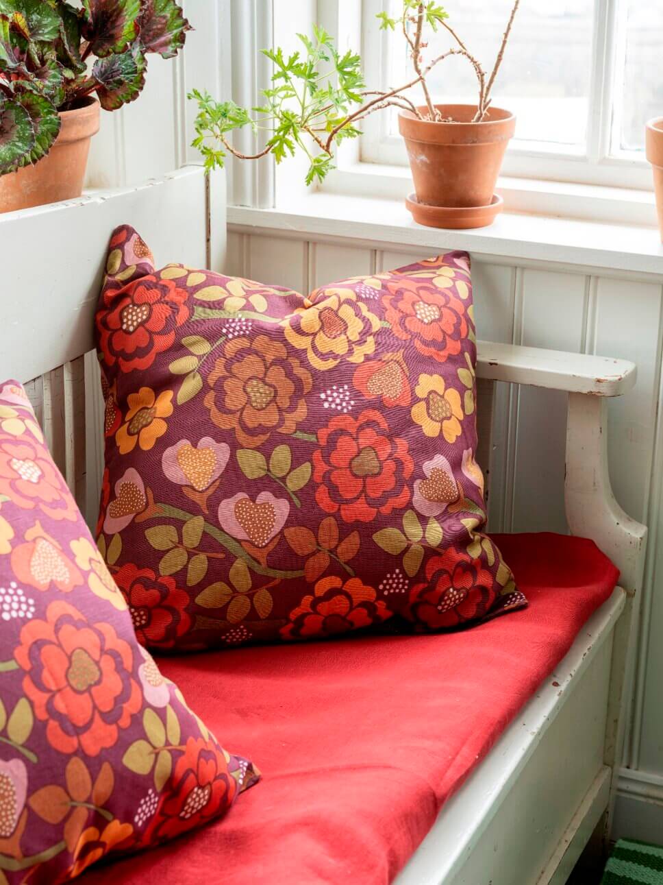 Behaglich mit farbenfrohen Stoffen eingerichteter Eingang / Flur in skandinavischer Altbau Villa