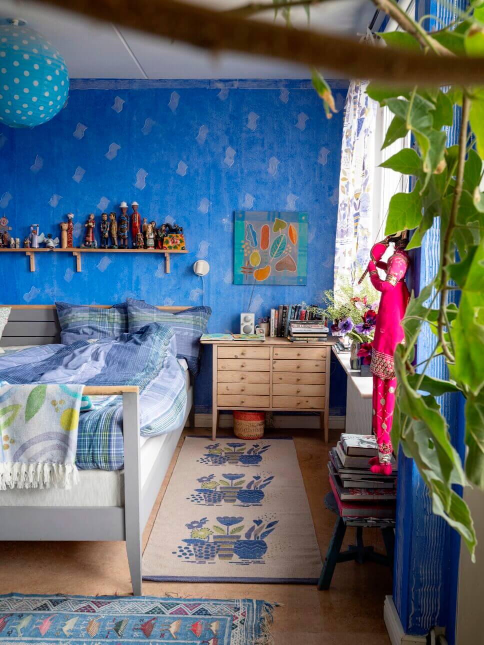 Behaglich mit farbenfrohen Stoffen eingerichtetes Schlafzimmer in skandinavischer Altbau Villa