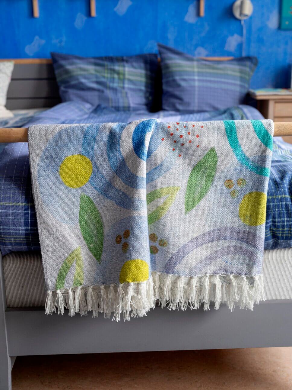 Behaglich mit farbenfrohen Stoffen eingerichtetes Schlafzimmer in skandinavischer Altbau Villa