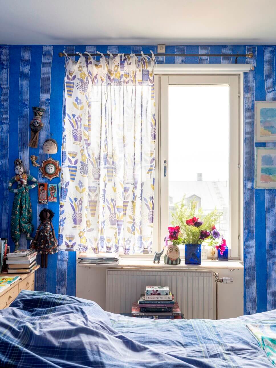 Behaglich mit farbenfrohen Stoffen eingerichtetes Schlafzimmer in skandinavischer Altbau Villa