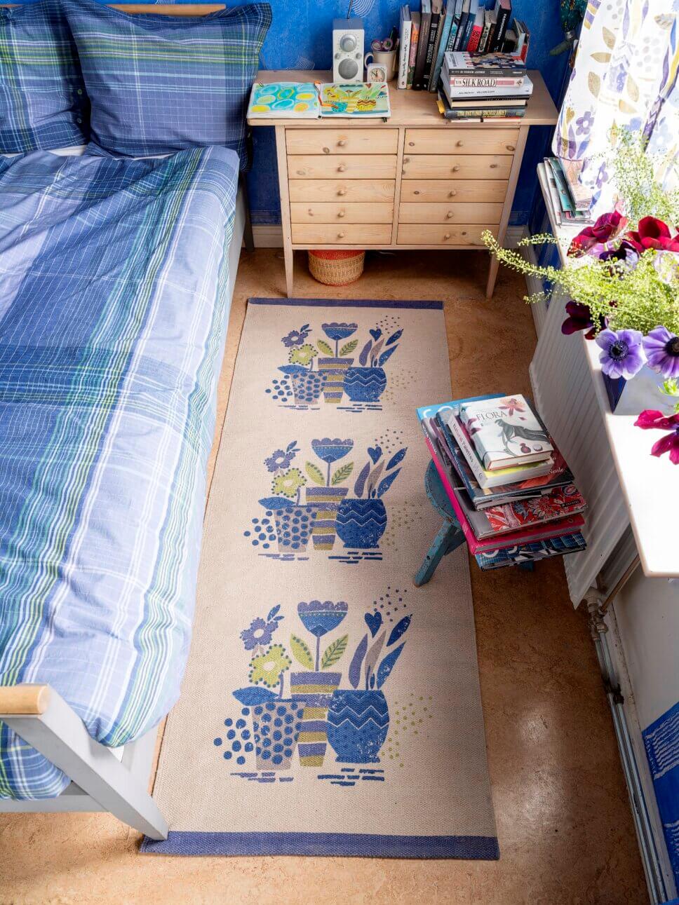 Behaglich mit farbenfrohen Stoffen eingerichtetes Schlafzimmer in skandinavischer Altbau Villa