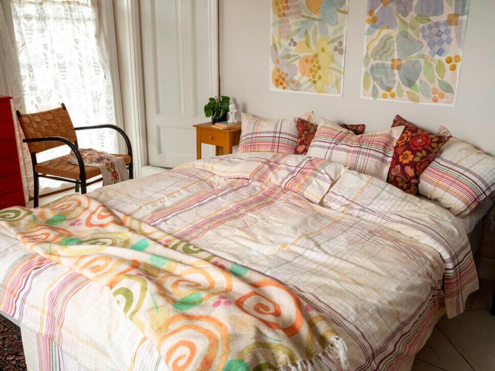 Behaglich mit farbenfrohen Stoffen eingerichtetes Schlafzimmer in skandinavischer Altbau Villa