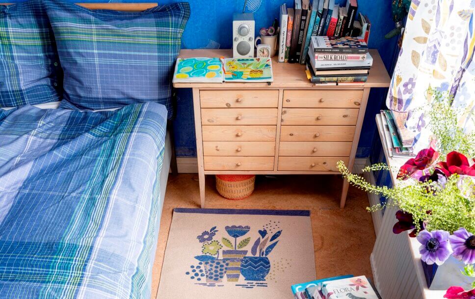 Behaglich mit farbenfrohen Stoffen eingerichtetes Schlafzimmer in skandinavischer Altbau Villa