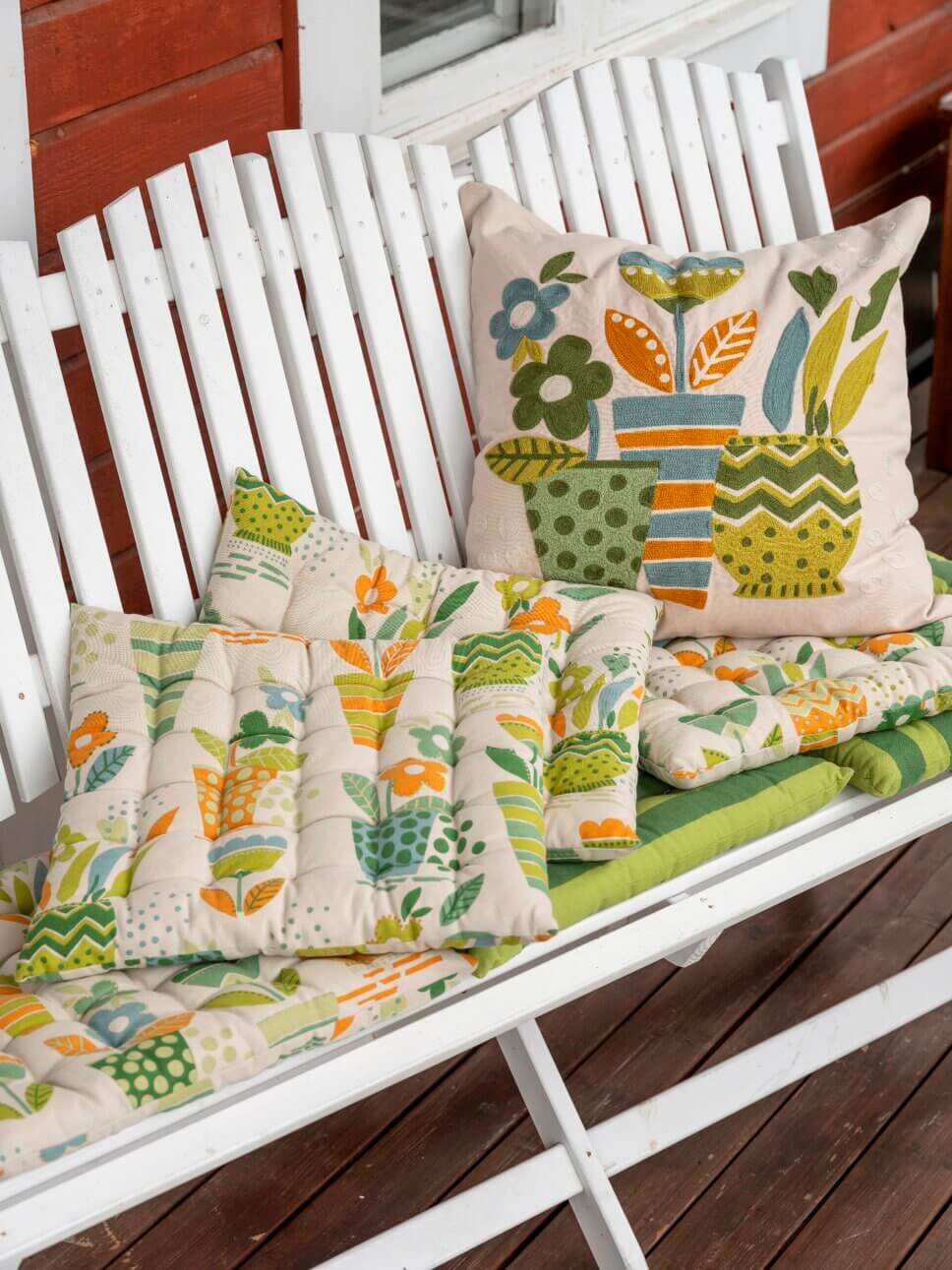 Gartenabnl mit farbenfrohen Kissen auf Veranda