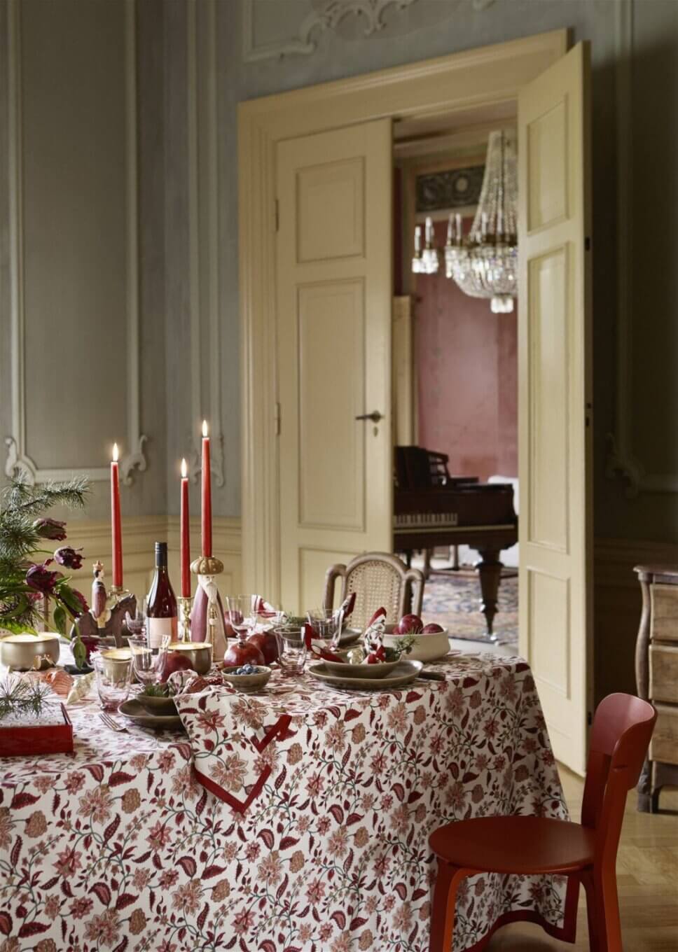 Festlich mit Weihnachtsdeko und feinem Geschirr gedeckter Tisch