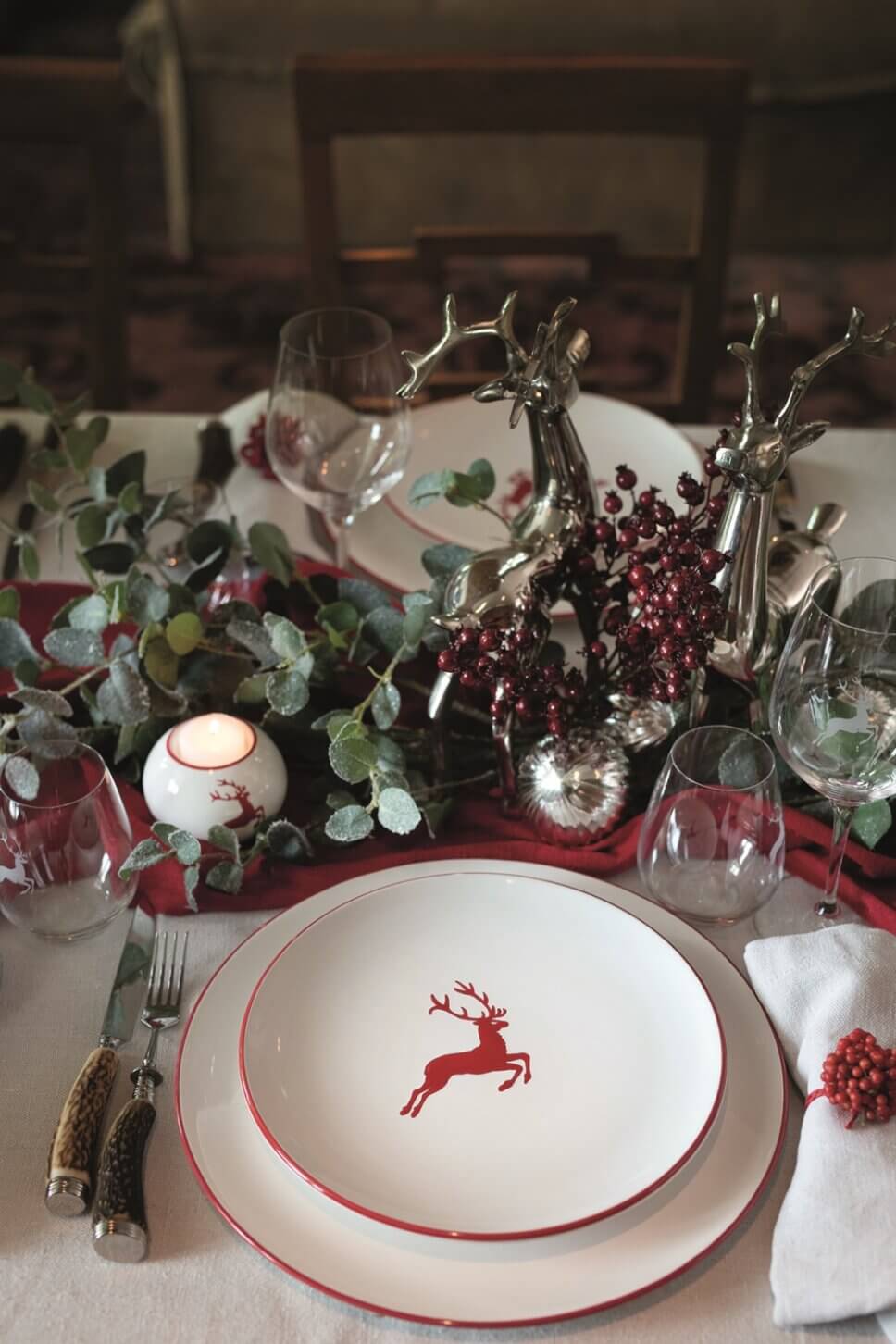 Festlich mit Weihnachtsdeko und feinem Geschirr gedeckter Tisch