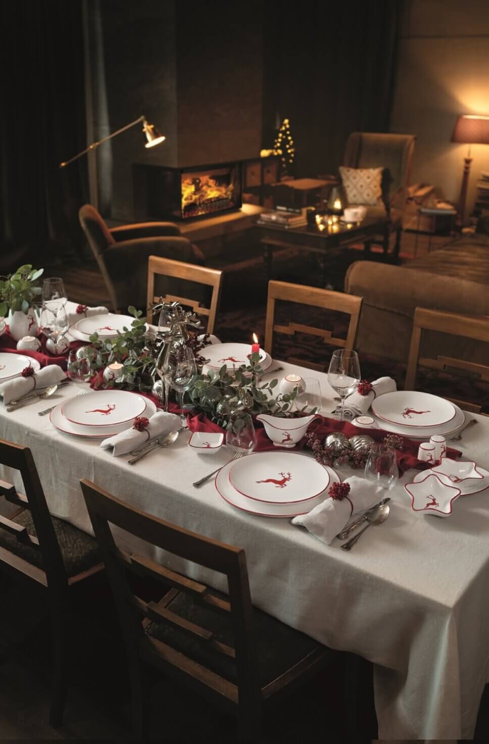 Festlich mit Weihnachtsdeko und feinem Geschirr gedeckter Tisch