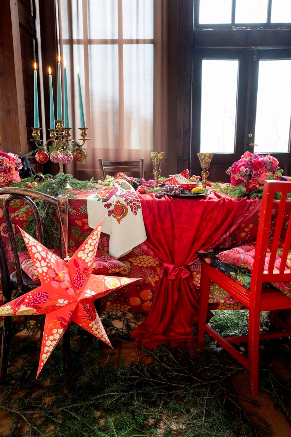 Festlich mit Weihnachtsdeko und feinem Geschirr gedeckter Tisch