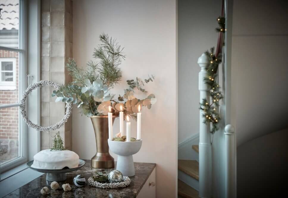 Festlich mit Weihnachtsdeko und feinem Geschirr gedeckter Tisch