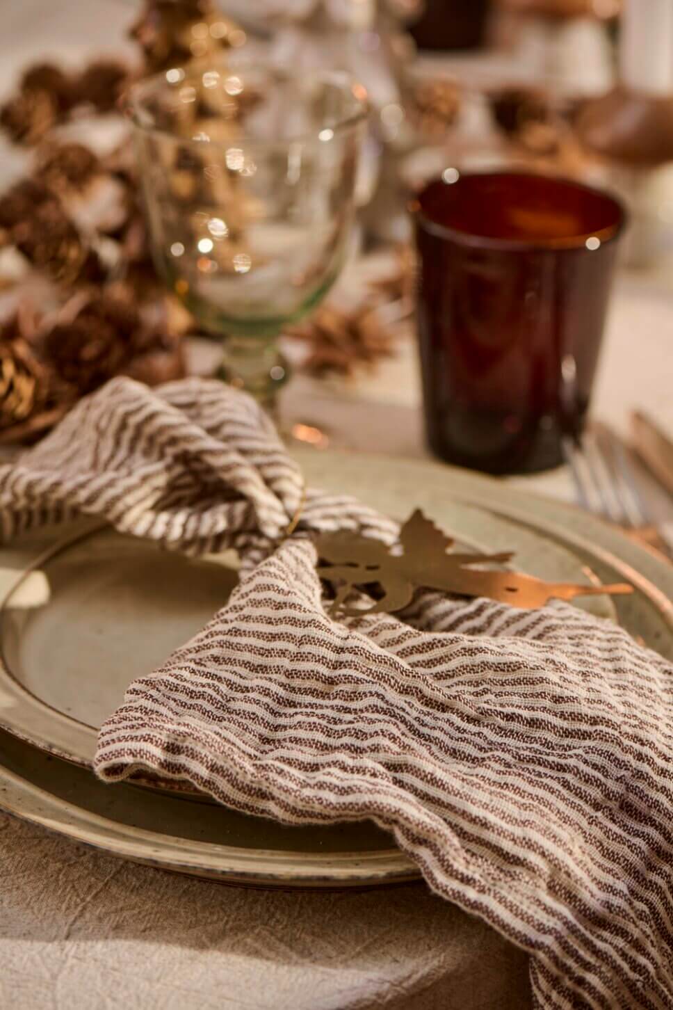 Festlich mit Weihnachtsdeko und feinem Geschirr gedeckter Tisch