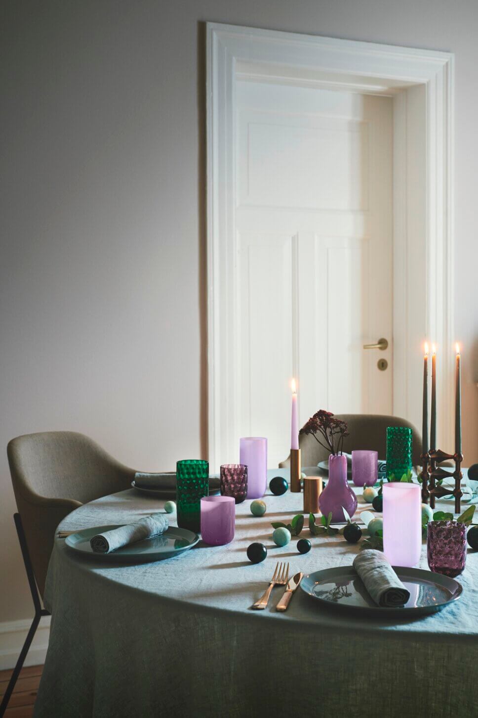 Festlich mit Weihnachtsdeko und feinem Geschirr gedeckter Tisch