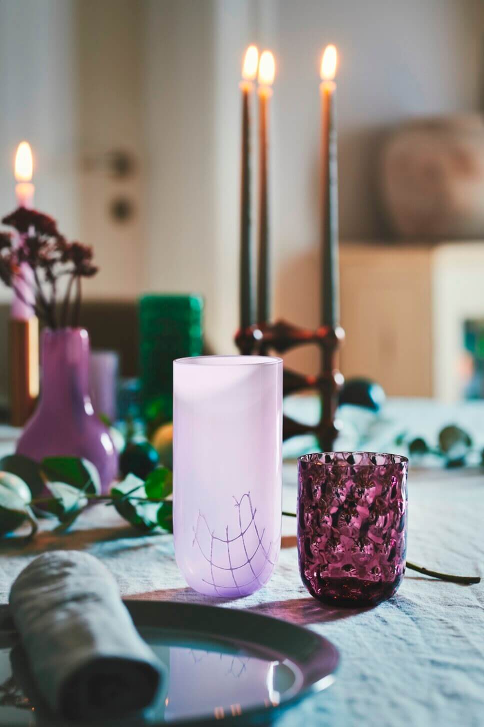 Festlich mit Weihnachtsdeko und feinem Geschirr gedeckter Tisch