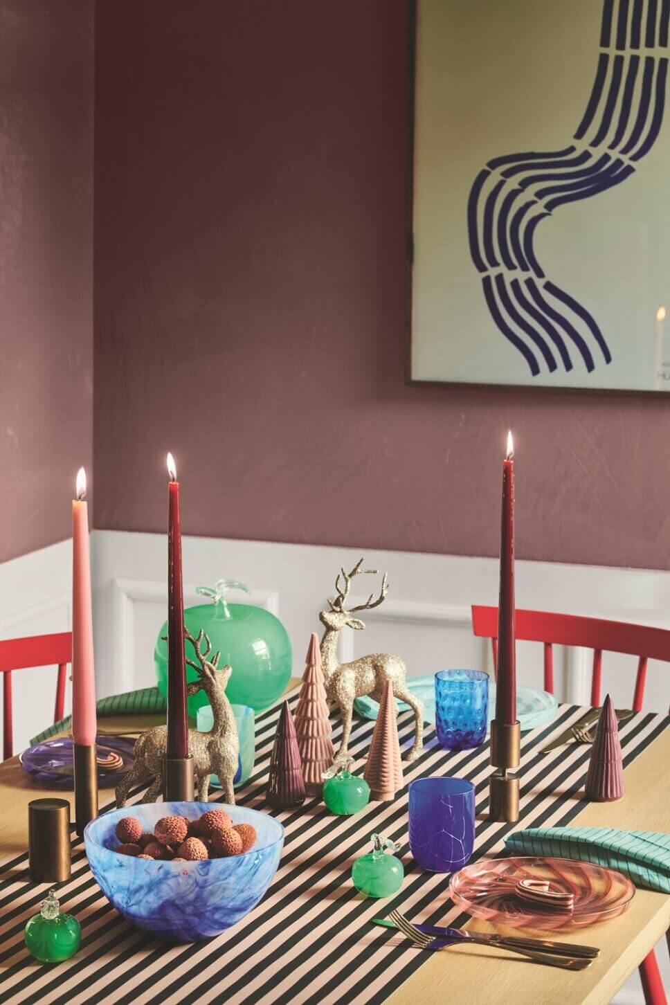 Festlich mit Weihnachtsdeko und feinem Geschirr gedeckter Tisch