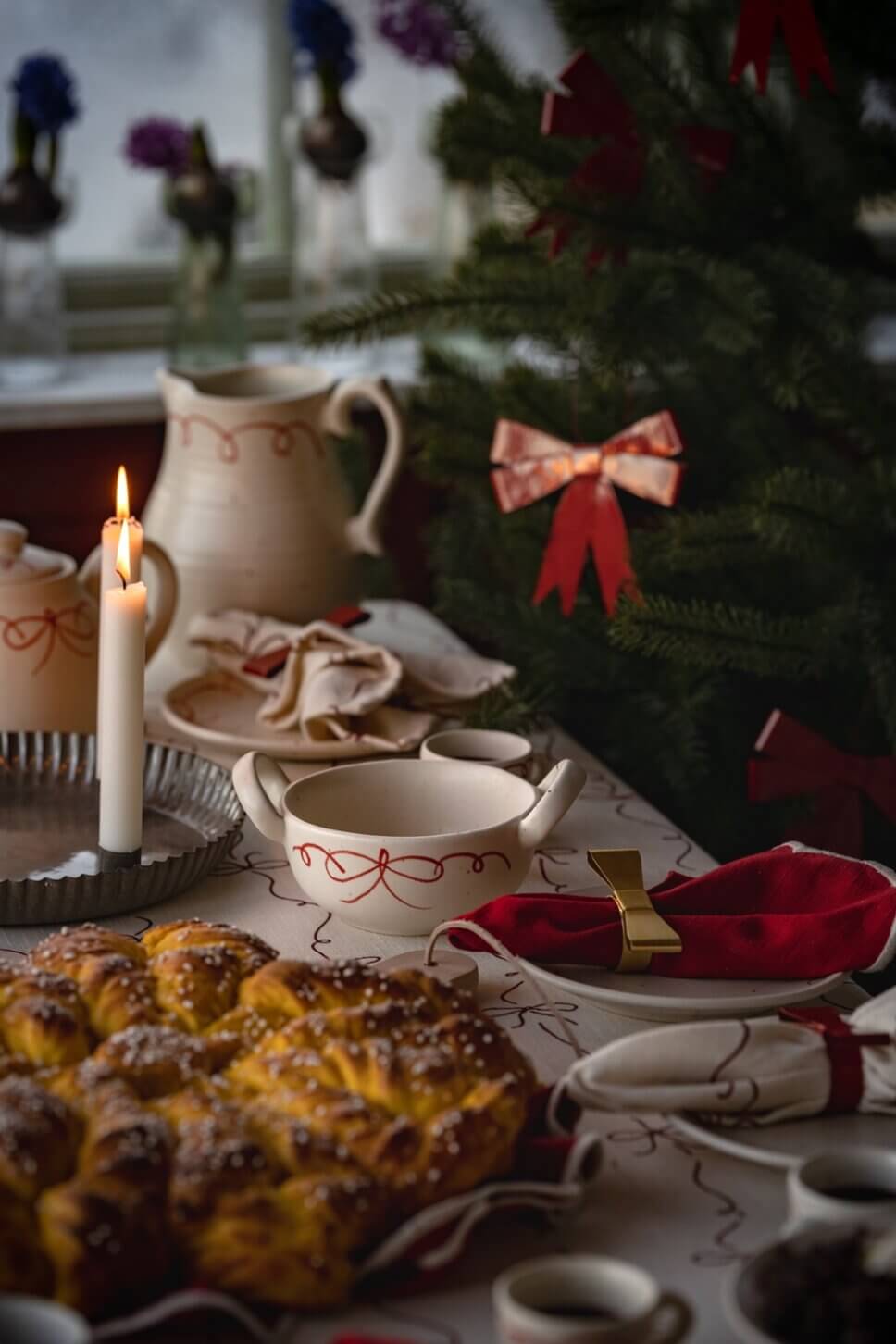 Festlich mit Weihnachtsdeko und feinem Geschirr gedeckter Tisch