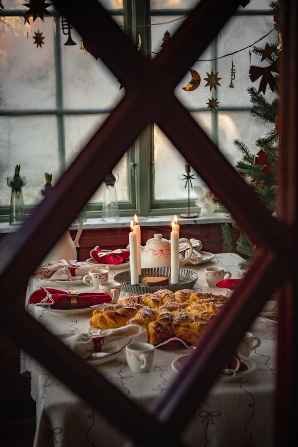 Festlich mit Weihnachtsdeko und feinem Geschirr gedeckter Tisch