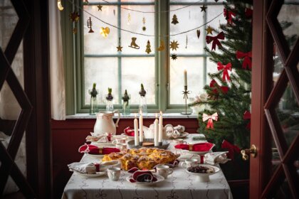 Festlich mit Weihnachtsdeko und feinem Geschirr gedeckter Tisch