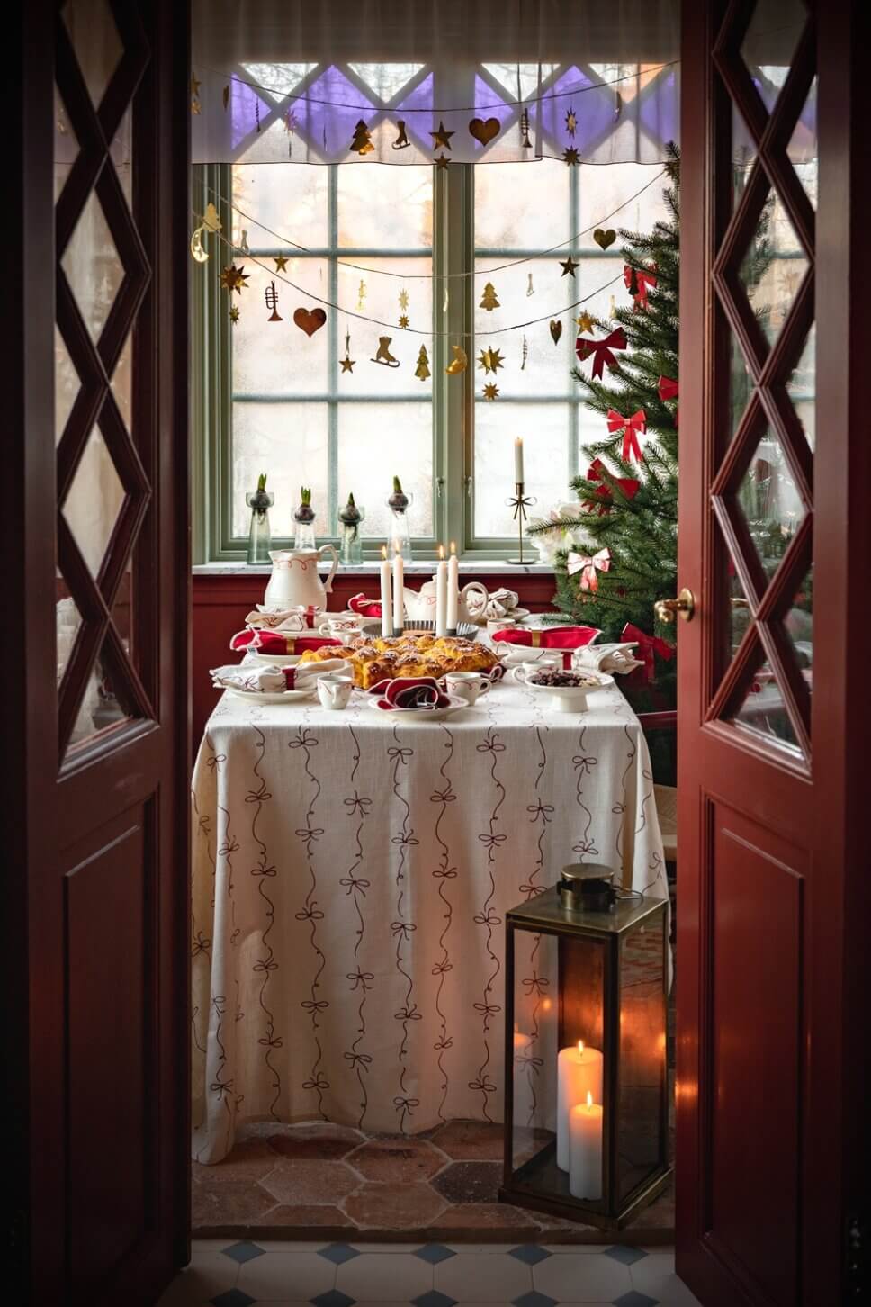 Festlich mit Weihnachtsdeko und feinem Geschirr gedeckter Tisch