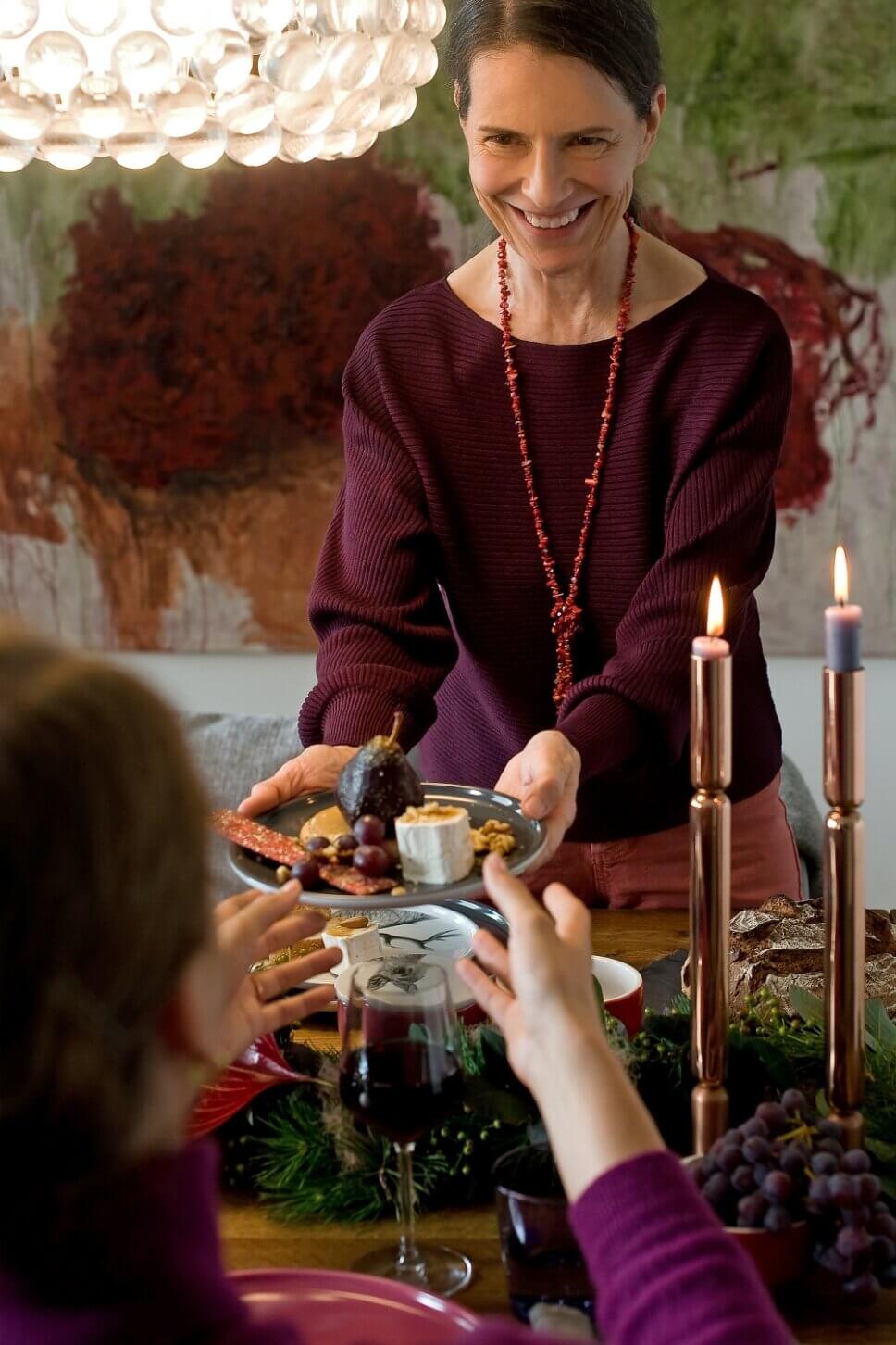 Festlich mit Weihnachtsdeko und feinem Geschirr gedeckter Tisch