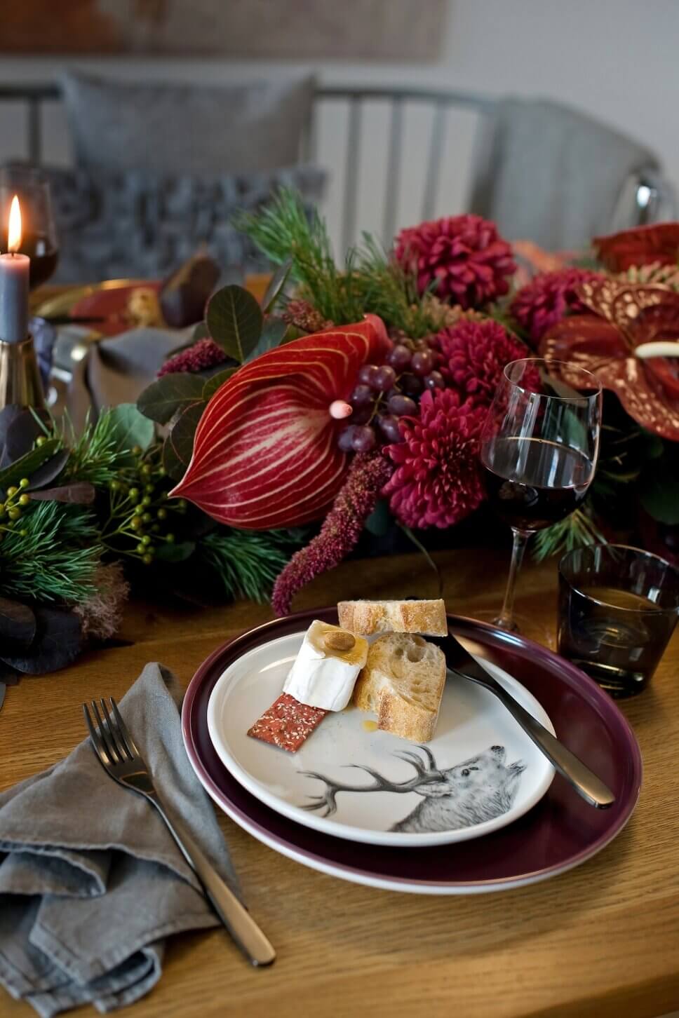 Festlich mit Weihnachtsdeko und feinem Geschirr gedeckter Tisch