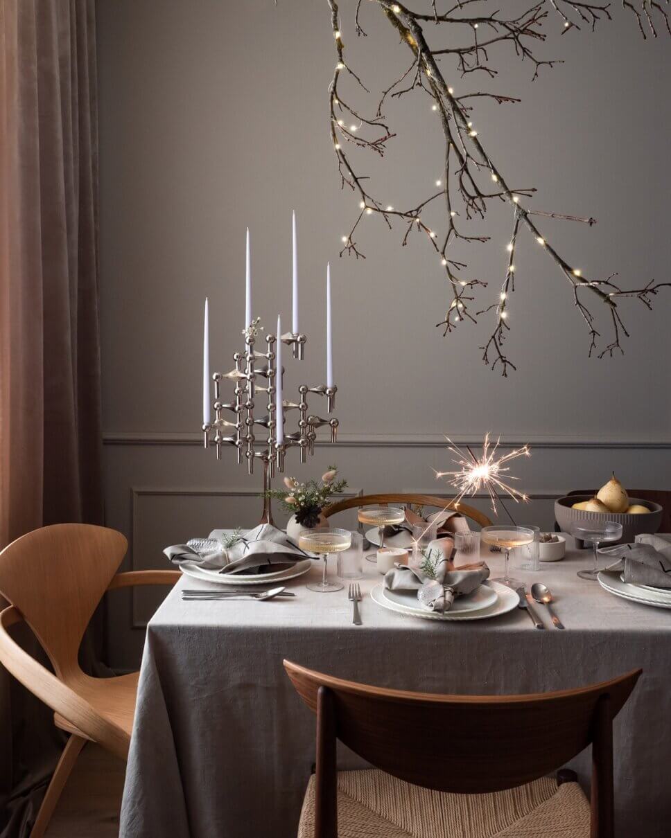 Festlich mit Weihnachtsdeko und feinem Geschirr gedeckter Tisch