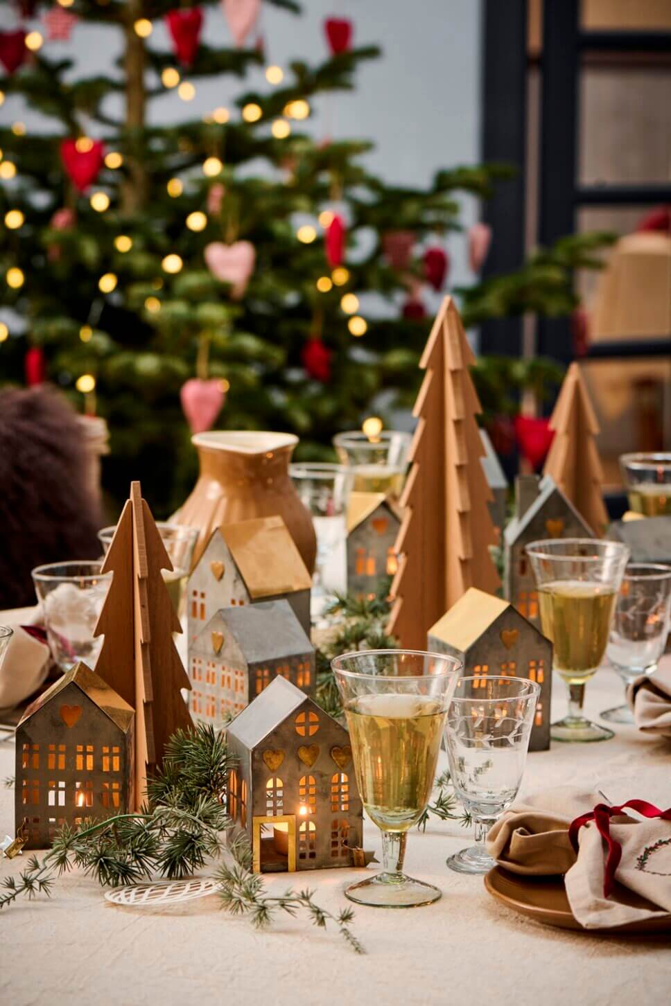 Festlich mit Weihnachtsdeko und feinem Geschirr gedeckter Tisch