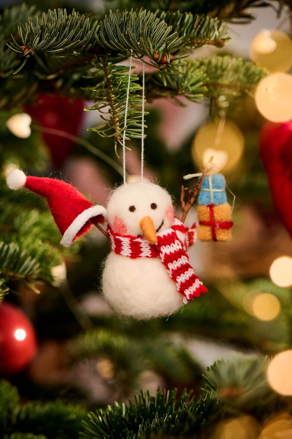 Weihnachtsbaum im festlich mit Weihnachtsdeko geschmückter Wohnzimmer im Altbau