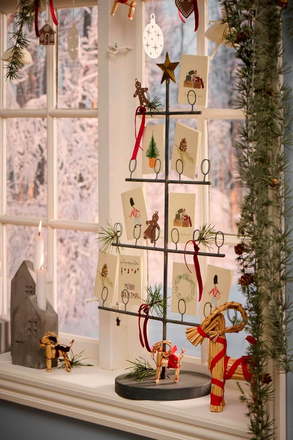 Festlich mit Weihnachtsdeko geschmücktes Fenster im Altbau