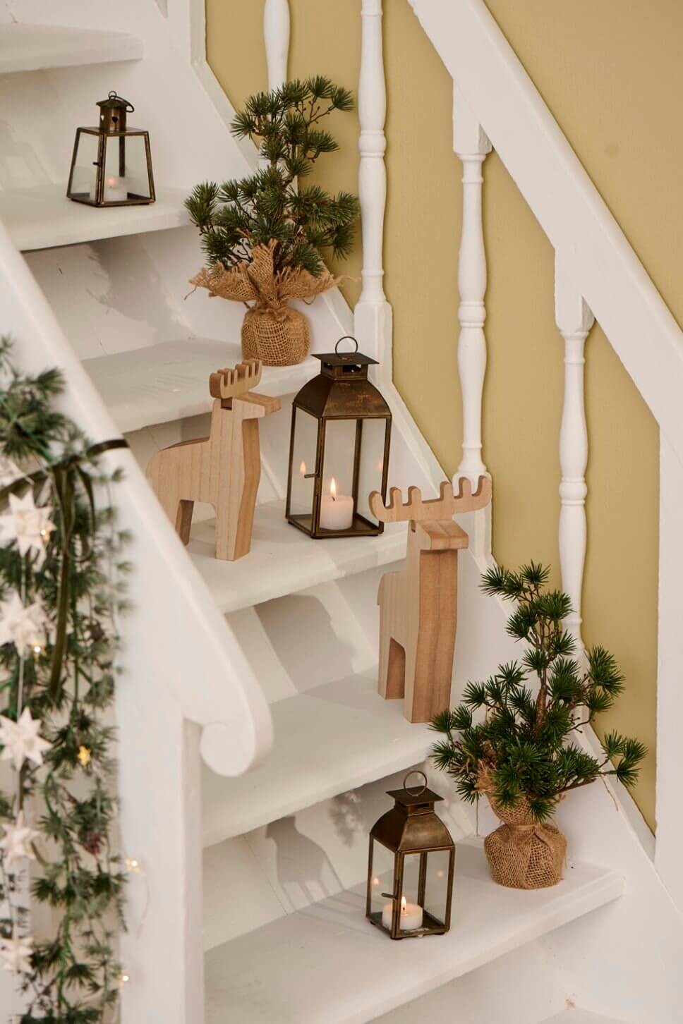 Festlich mit Weihnachtsdeko geschmückter Flur im Altbau